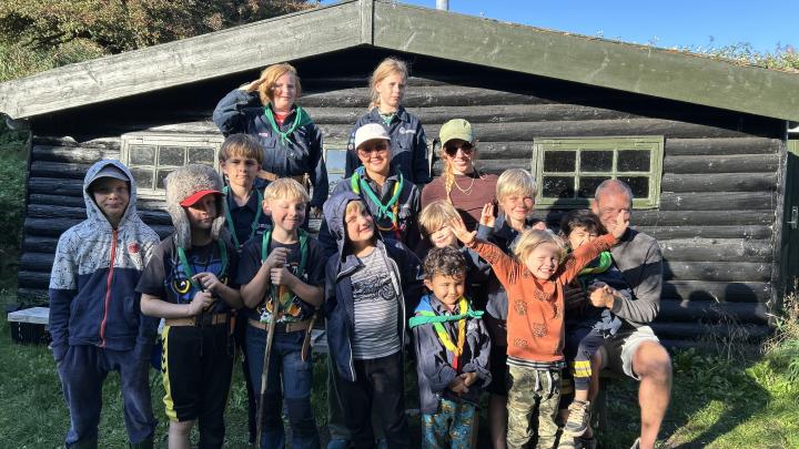 Vores 3 spejderledere står sammen med minier foran Strandröstan. 