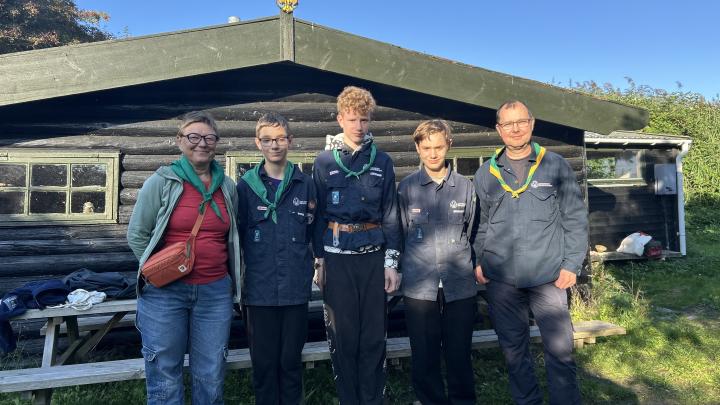 Vores 2 trop ledere og 3 trop spejdere står ved vores hytte, hvor vi mødes om sommeren.