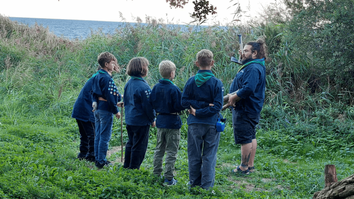 João holder økse og snakker om sikkerhed til juniorer