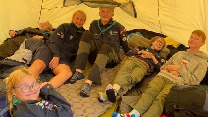 Hygge i teltet efter en dejlig lang dag på Spejdernes Lejr